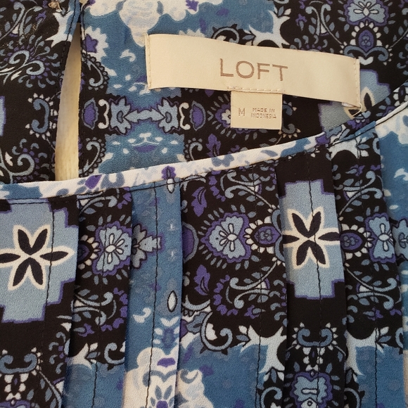 Like new Loft patterned polyester blouse - Picture 2 of 6